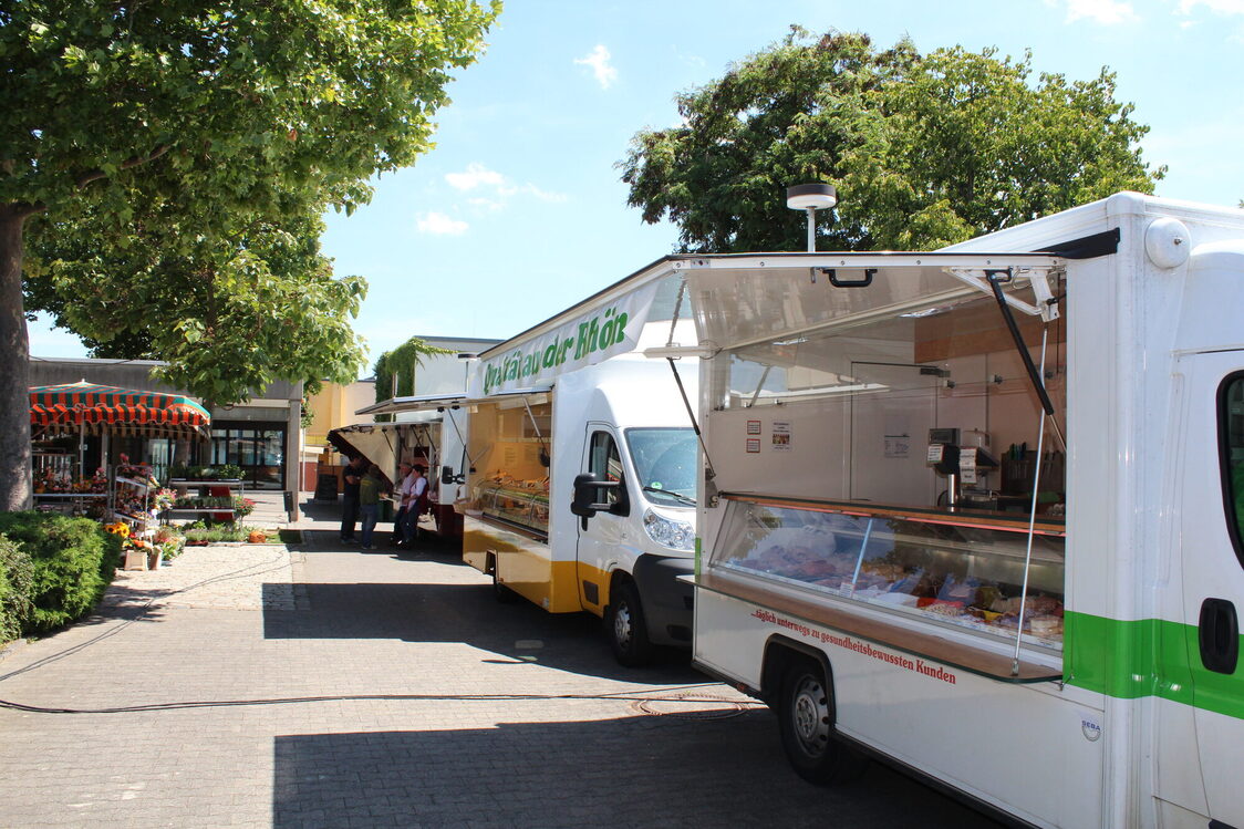 Weekly market in Mainz-Kostheim