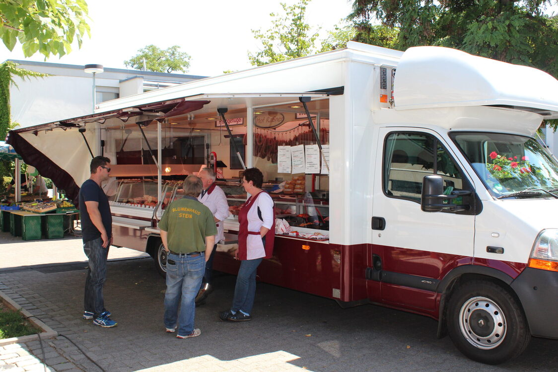 Weekly market in Mainz-Kostheim