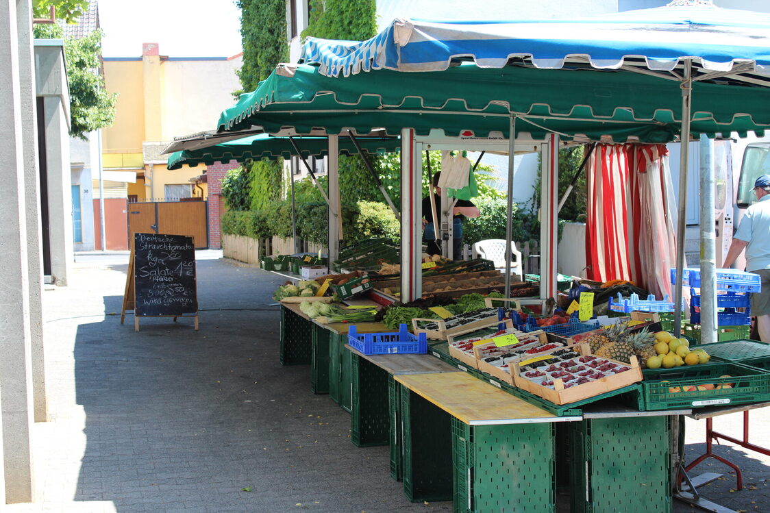 Weekly market in Mainz-Kostheim