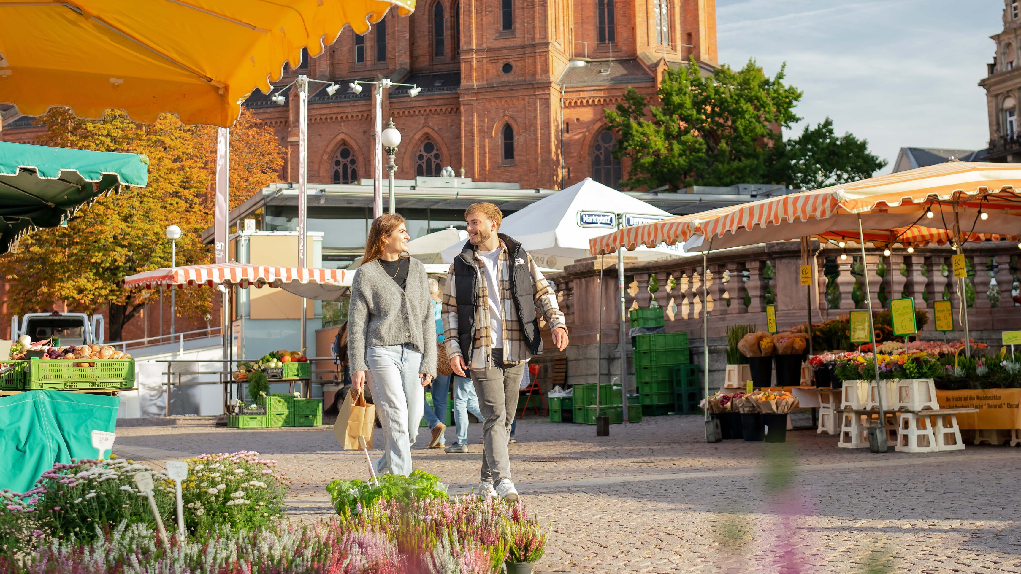Ein Mann und eine Frau auf dem Wochenmarkt