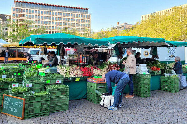 Ein Marktstand mit Gemüse auf einem Wochenmmarkt