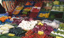 Verlegung des Wochenmarkts - Ein bunter Stand mit viel Gemüse.