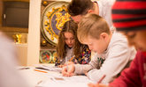 Kinder und Erwachsene schreibend und zeichnend im Stadtmuseum