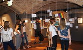 Blick in die Ausstellung, Besucher*Innen vor Exponaten