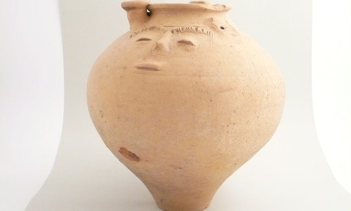 Gesichtsurne aus Keramik