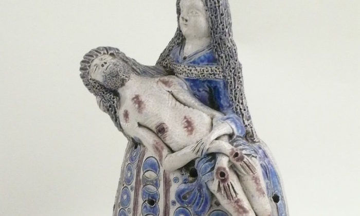 Pietà aus Keramik Maria hält den toten Jesus im Schoß