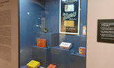 Ein Schaufenster aus der Ausstellung bestückt mit Zigarettendosen