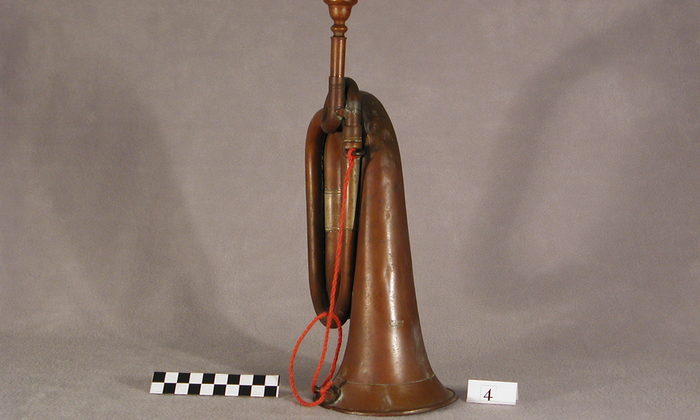 Trompete aus Kupfer mit roter Kordel