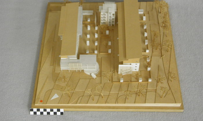 Modell einer Wohnanlage hellbraune Holzunterkonstruktion mit weißen Hausmo