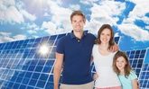 Familie vor Solaranlage