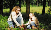 Mutter und Kind beim Pilzesammeln