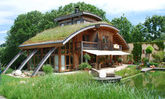 Haus im Grünen mit Dachbegrünung