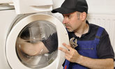 Reparateur mit Waschmaschine