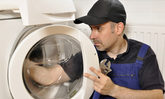 Handwerker bei der Reparatur einer Waschmaschine