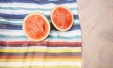 Melone auf Strandlaken