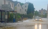Überschwemmung einer Straße in Wiesbaden durch Starkregen