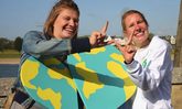 Zwei junge Frauen mit einem Herz für Klimaschutz
