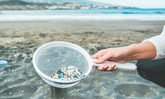 Plastikteile werden aus dem Meer gesiebt