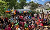 Biebricher Höfefest: Feierne Menschen im Innenhof