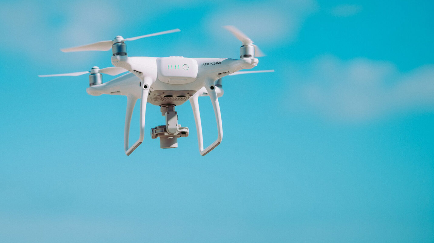 Fotografia arată o dronă care zboară.