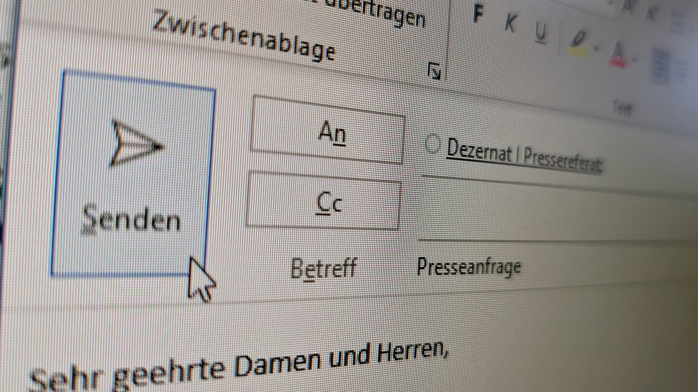 Fotografia arată un e-mail cu subiectul Cerere de informații din partea presei.