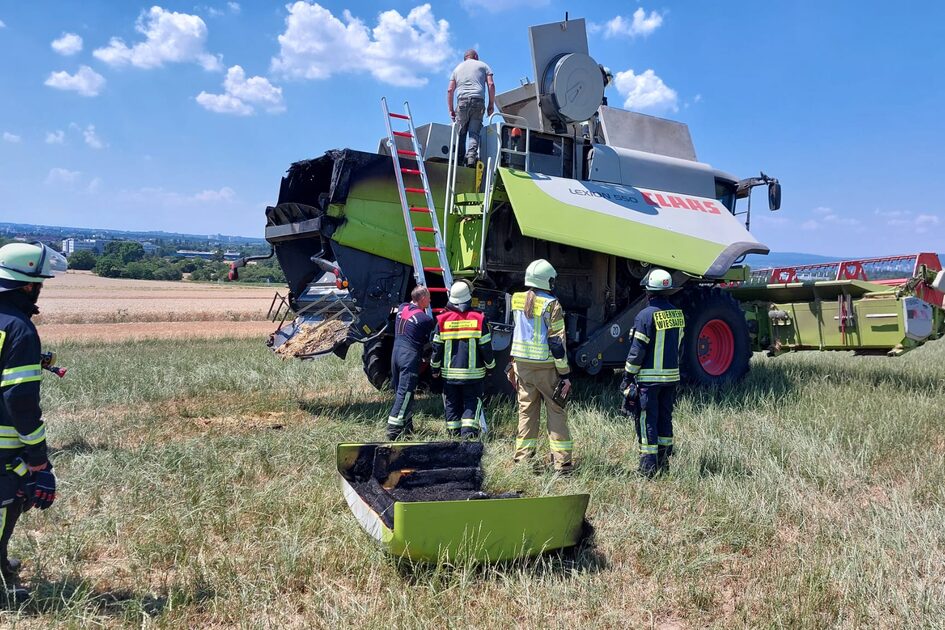 Brennender Mähdrescher in Kastel