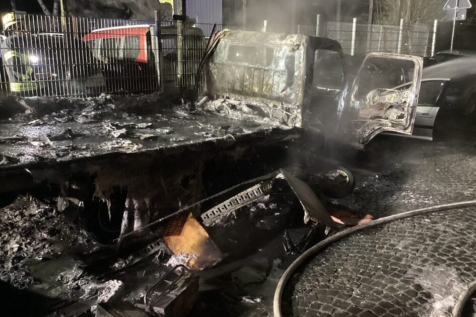 Mehre beschädigte Fahrzeuge nach Brand in der Freudenbergstraße