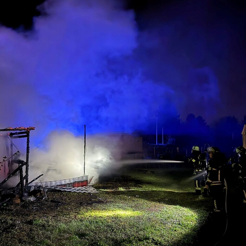 Löscharbeiten nach brennendem Gartenhaus