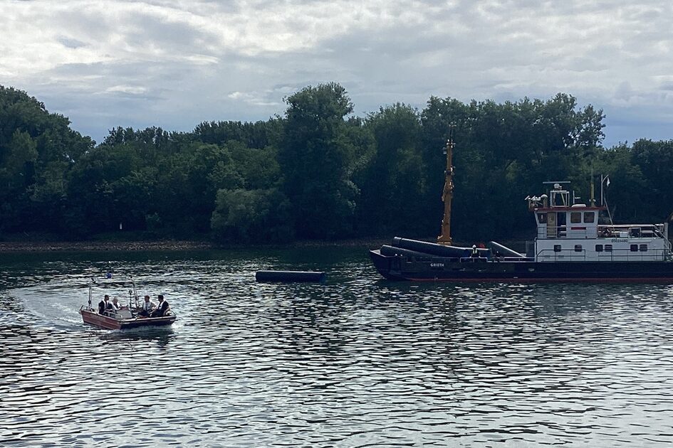 Einsammeln der Rohre aus dem Rhein