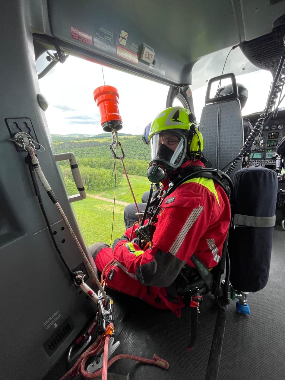 Luftretter im Windeneinsatz unter Atemschutz