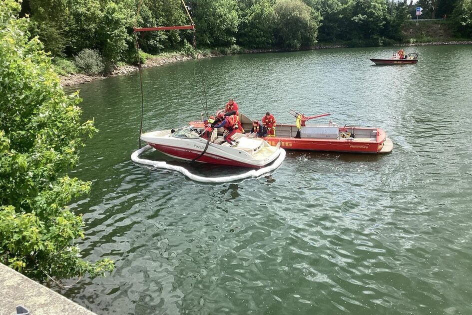 gesunkenes Sportboot Schiersteiner Hafen