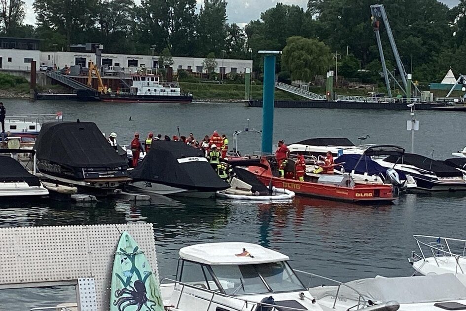 gesunkenes Sportboot im Hafen