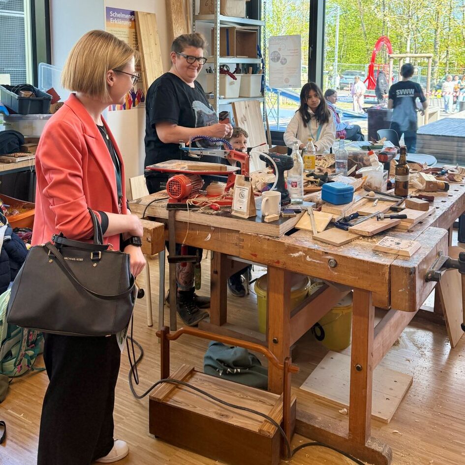 Sozialdezernentin Dr. Patricia Becher in der Holzwerkstatt
