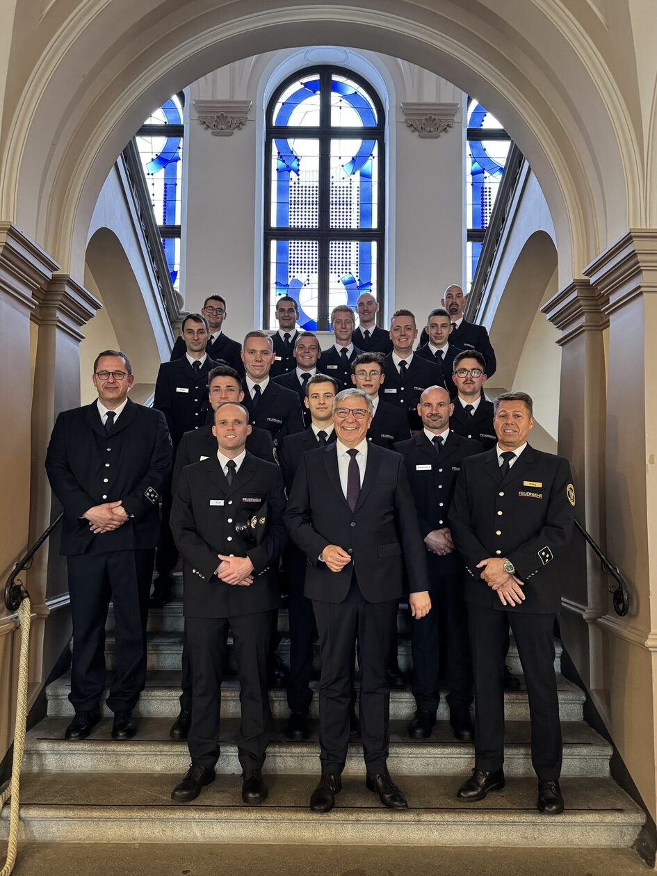 Oberbürgermeister Mende mit den Feuerwehrbeamten