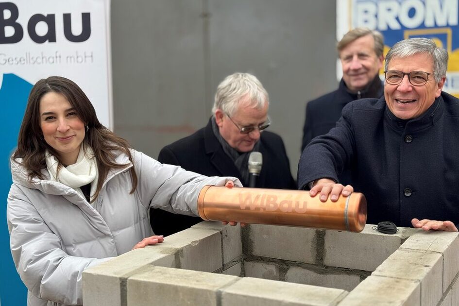 Im Bild vorne (v.l.n.r.): Maral Koohestanian, Dezernentin für Smart City, Europa und Ordnung, und Oberbürgermeister Gert-Uwe Mende beim Deponieren der Zeitkapsel.
