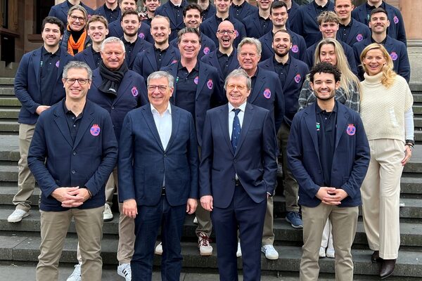Verabschiedung und Gruppenfoto vor dem Rathaus.