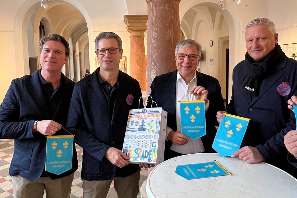 v.l.n.r.: Alexander Kamp (sportlicher Leiter Hockeyabteilung), Till Kowalczek (Leiter Hockeyabteilung), Oberbürgermeister Gert-Uwe Mende und Stefan Blöcher.