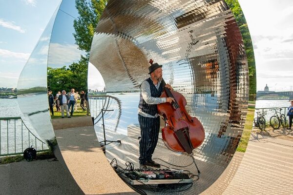 Musikalisches Highlight in der Skulptur durch Gregor Praml bei der Einweihungsfeier am 30.05.2022 © Ullrich Knapp.