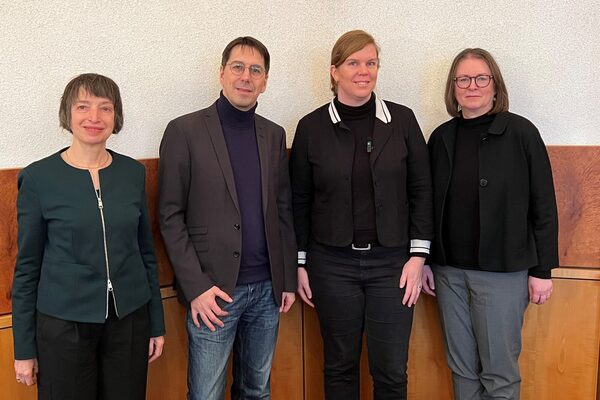 v.l.n.r.: Gudrun Reinhard (Projektleiterin beim Hessischen Flüchtlingsrat), Timmo Scherenberg (Geschäftsführer Hessischer Flüchtlingsrat), Integrationsdezernentin Milena Löbcke und Janine Rudolph (Leiterin Amt für Zuwanderung und Integration).
