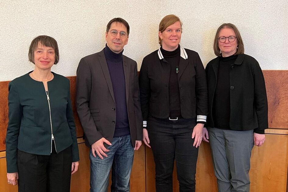 v.l.n.r.: Gudrun Reinhard (Projektleiterin beim Hessischen Flüchtlingsrat), Timmo Scherenberg (Geschäftsführer Hessischer Flüchtlingsrat), Integrationsdezernentin Milena Löbcke und Janine Rudolph (Leiterin Amt für Zuwanderung und Integration).