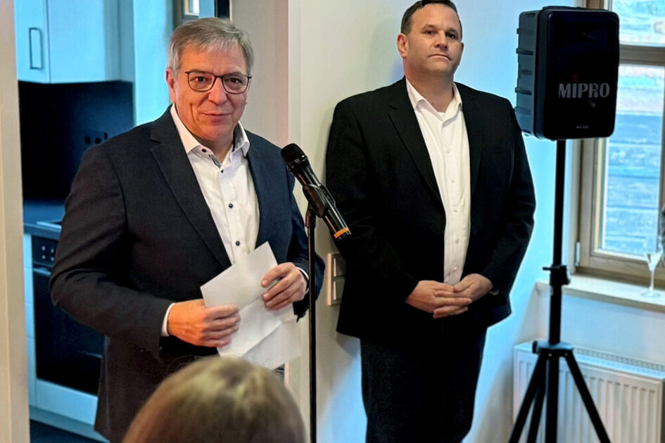 Oberbürgermeister Gert-Uwe Mende bei der Eröffnung am Freitag, 17. Januar. Rechts neben ihm steht Hauptamtsleiter Christian Lahr.