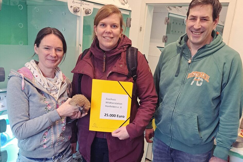 v.l.n.r.: Ilka Pissin von der Wildtierstation, Dezernentin Milena Löbcke und David Schmidt von der Wildtierstation.