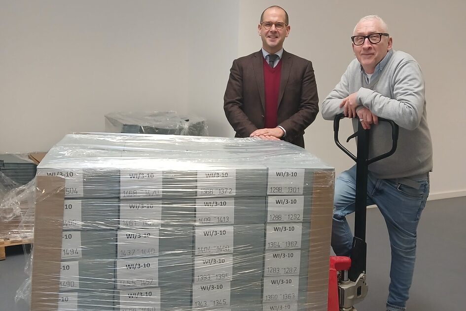 Archivdirektor Dr. Peter Quadflieg (links) und Archivmitarbeiter Marc Hegemann beim Empfang der neu verpackten Akten.