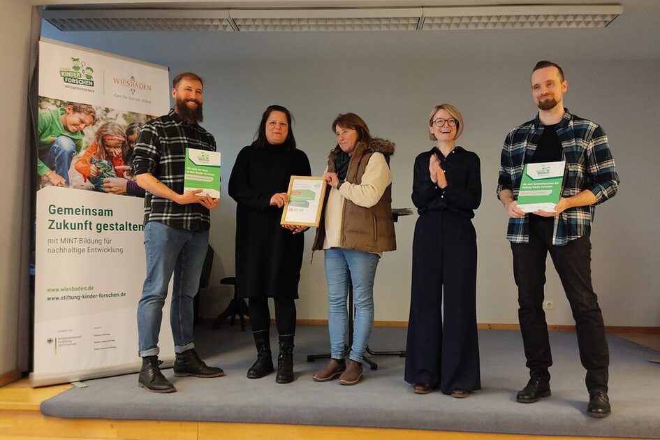 (v.l.n.r.) Maik Hampl, (stellv. Kitaleitung Europaviertel), Carmen-Mareike Schmitz (Kitaleiterin Europaviertel), Elisabeth Schnell (ehemalige Leitung, die die Zertifizierung angeschoben hatte), Dr. Patricia Becher (Sozialdezernentin Wiesbaden) und Thomas Lang (Fachreferent Medienbildung, MINT und BNE sowie Netzwerkkoordinator).