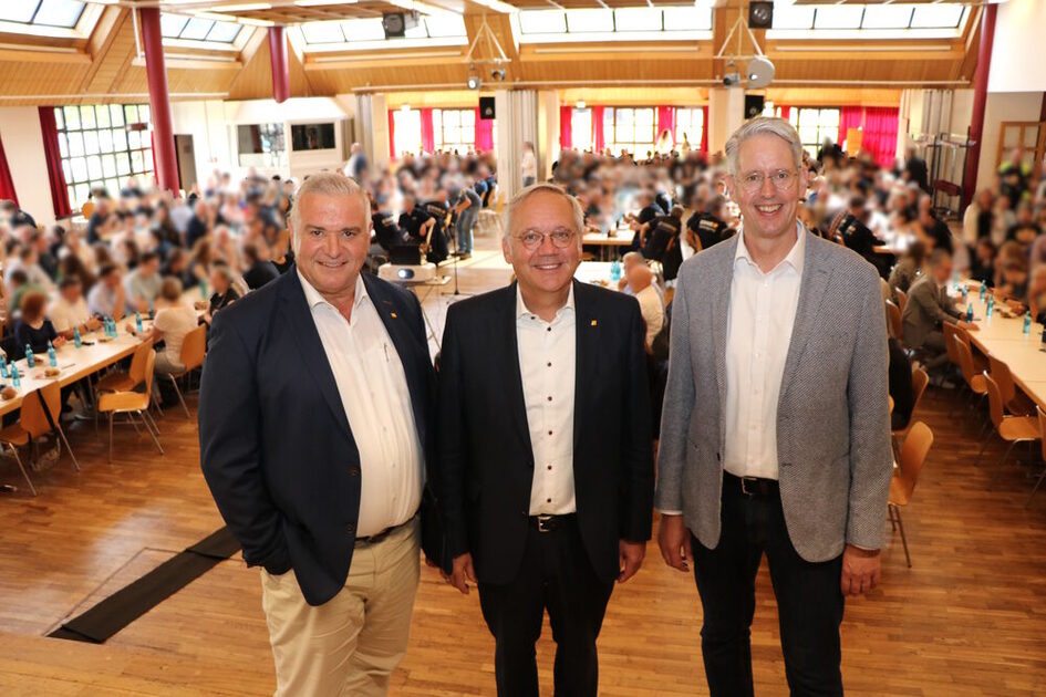 Abschied und Begrüßung vor der Belegschaft in der ESWE-Halle (von links): Jörg Höhler, Ralf Schodlok, Dr. Oliver Malerius.
