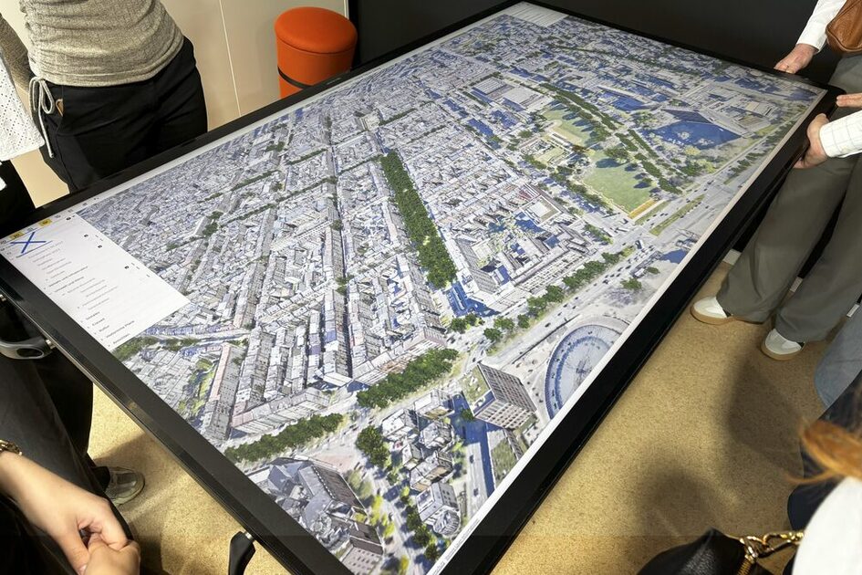 Es ist ein Bildschirm mit einem 3D-Modell von Wiesbaden zu sehen.