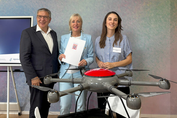 Auf dem Foto sind Oberbürgermeister Mende, Digitalministerin Prof. Dr. Sinemus und Smart-City Dezernentin Koohestanian zu sehen, im Vordergrund steht eine Drohne.