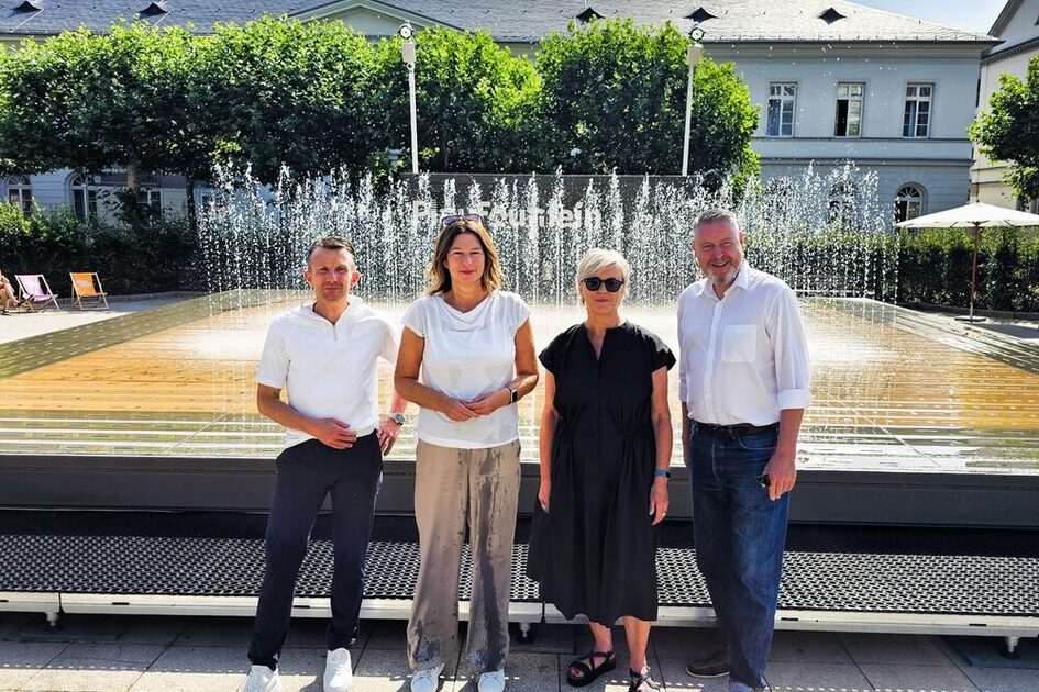Das Bild zeigt von links nach rechts: Kai Walter (WEC), Christiane Hinninger (Bürgermeisterin der Landeshauptstadt Wiesbaden), Karin Mültin (Citymanagement) und Jens Ackermann (Citymanager)