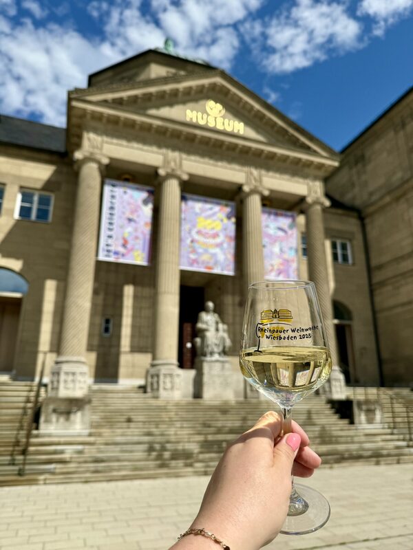 Das diesjährige Weinglas der Rheingauer Weinwoche vor dem Haupteingang des Museums Wiesbaden