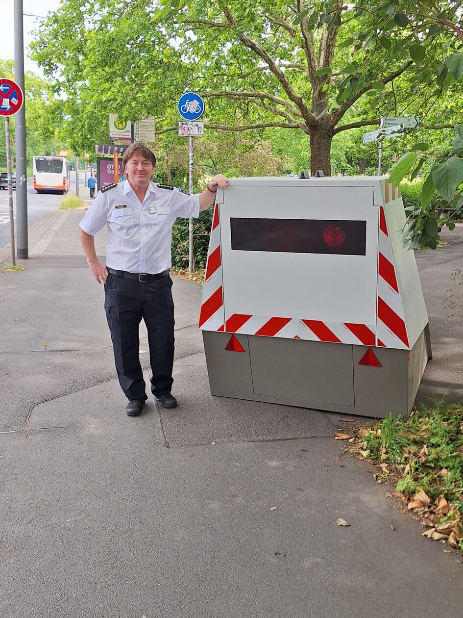 Winnrich Tischel, Leiter Amt für Straßenverkehr und Stadtpolizei, steht neben dem Messanhänger.